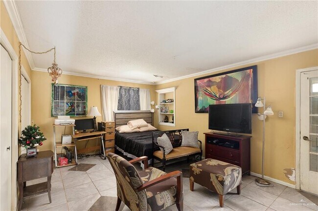 Building Photo - 10 Marinel Ln