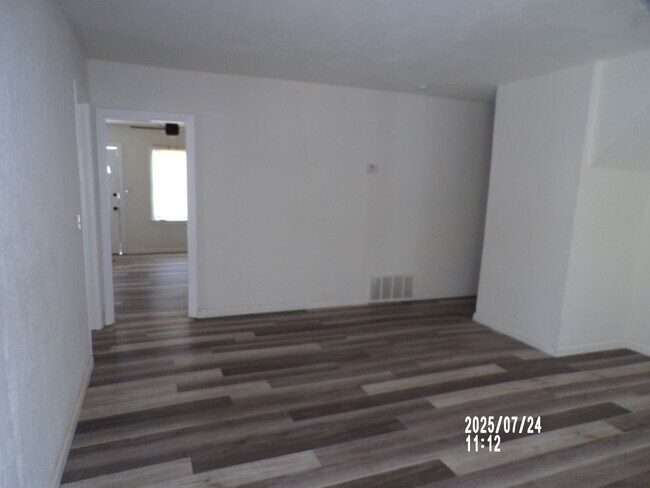 Building Photo - Newly renovated! Pet Friendly! Centrally l...