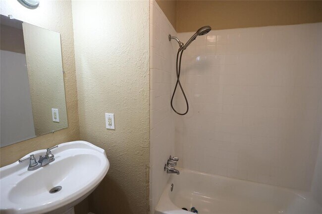 Building Photo - 5734 Lyndhurst Dr