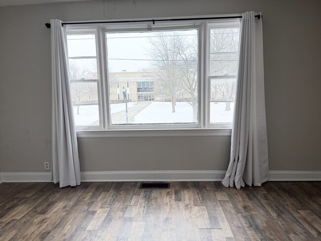 Building Photo - 329 W Broadway St