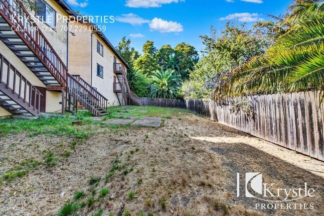 Building Photo - Spacious apartment with laundry hookups