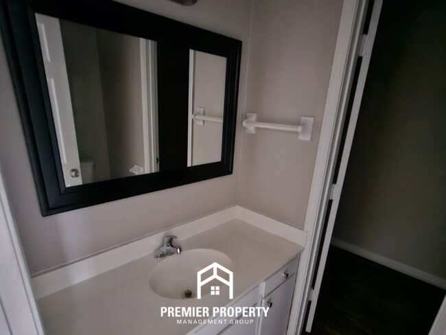 Building Photo - Charming 3-Bedroom Memphis Home with Vaulted Ceilings & Brick Fireplace