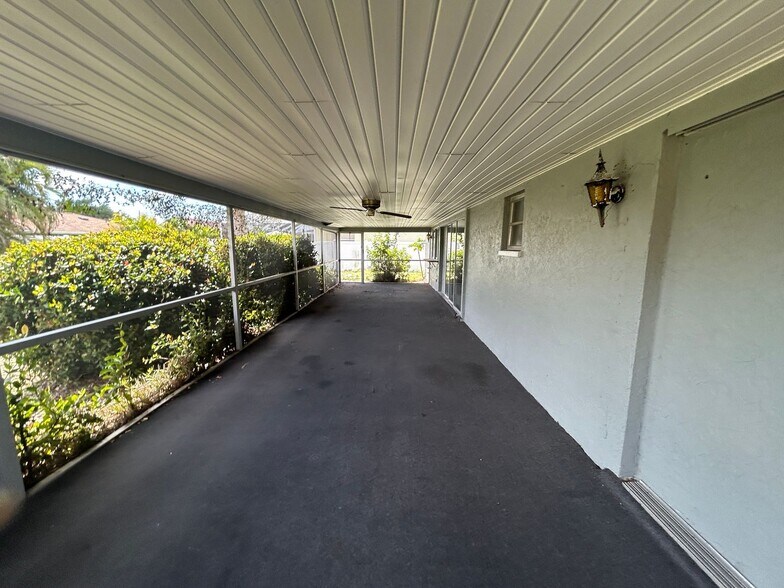 Building Photo - Freshly painted interior and new carpet in living room spacious home off Country Club Blvd