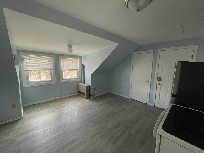 Building Photo - 221 Calef Rd