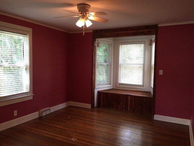 Building Photo - Adorable 2 bedroom, 1 bath home with an upstairs apartment!