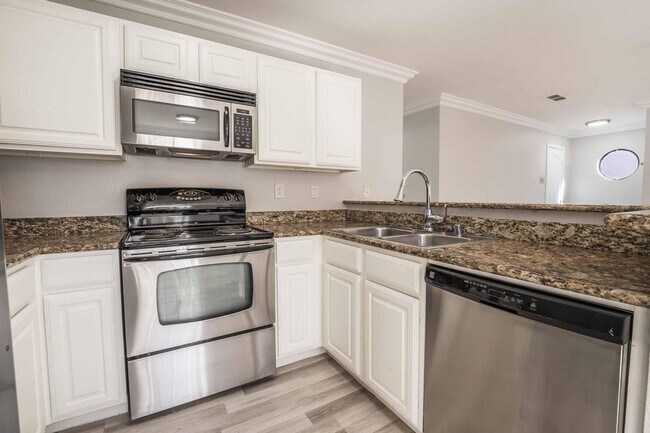 Building Photo - Beautiful 2 bed, 2 bath condo ready to mov...