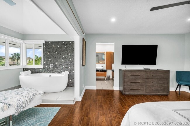 Building Photo - 39 Castle Harbor Isle Dr