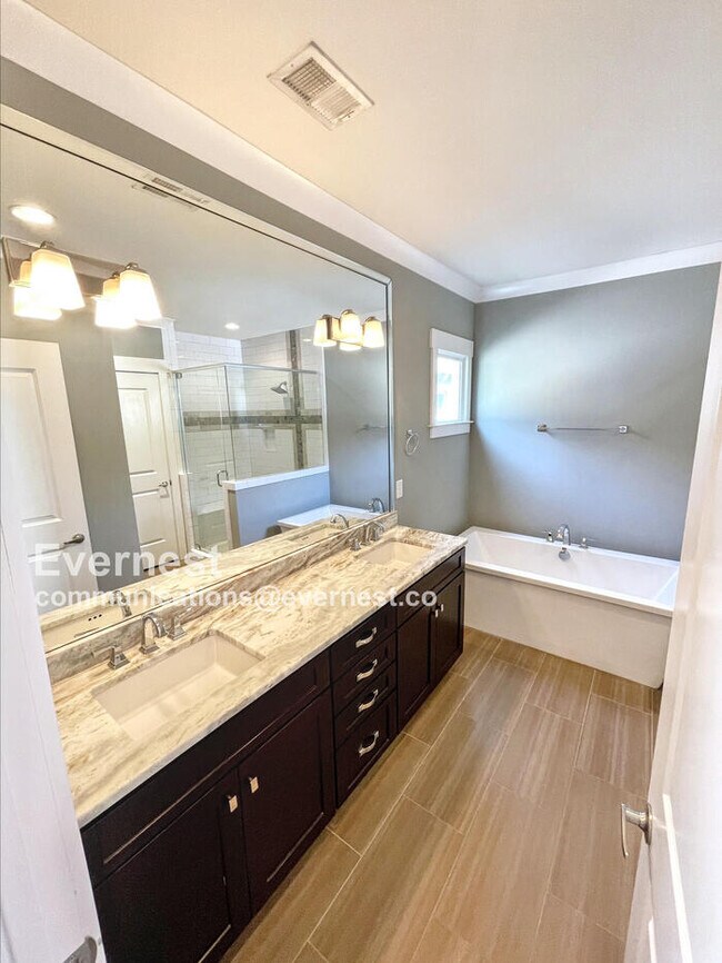 Building Photo - Spacious Town Home with Fenced Yard and Ample Parking