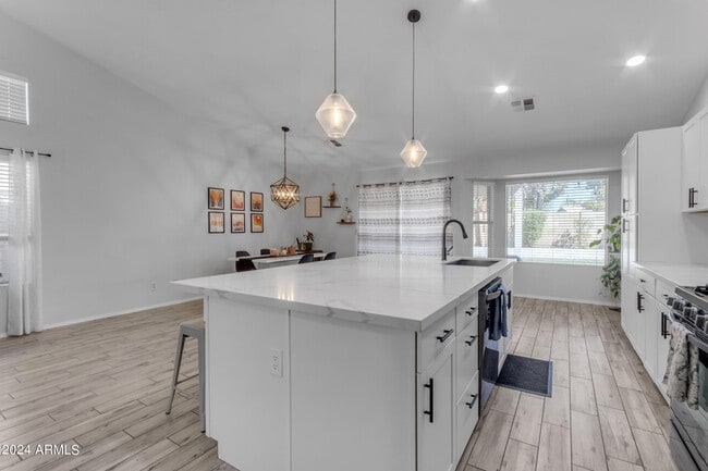 Building Photo - 1114 E Artesian Way