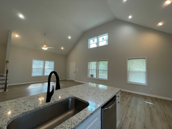 Building Photo - 5 Bed Home Available August 2026!