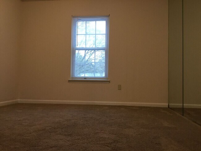Building Photo - Located in Hunters Chase - 2 BR/2 BA w/ Fireplace, Office, & Landry Room ***MOVE-IN SPECIAL****