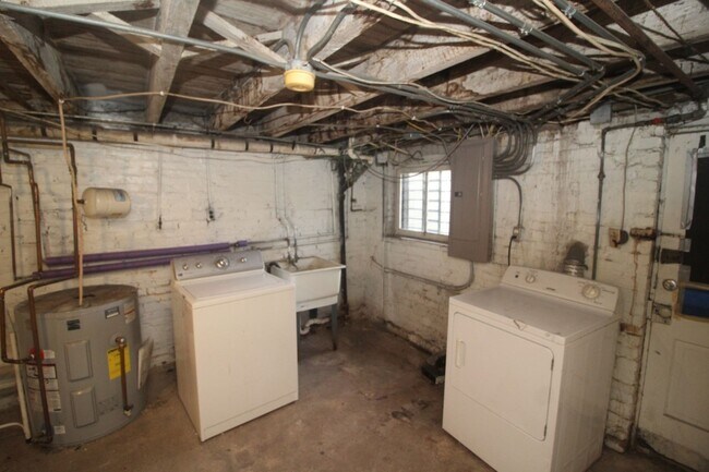 Building Photo - 2026/2027 JHU Off-campus Large 5bd/2.5ba home w/ Parking Spot! Available 6/9/26