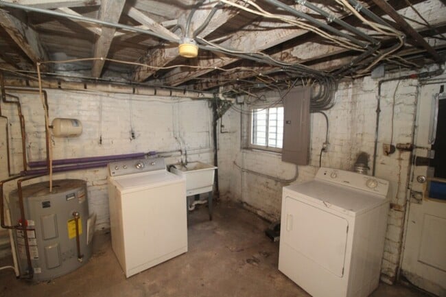 Building Photo - 2026/2027 JHU Off-campus Large 5bd/2.5ba home w/ Parking Spot! Available now