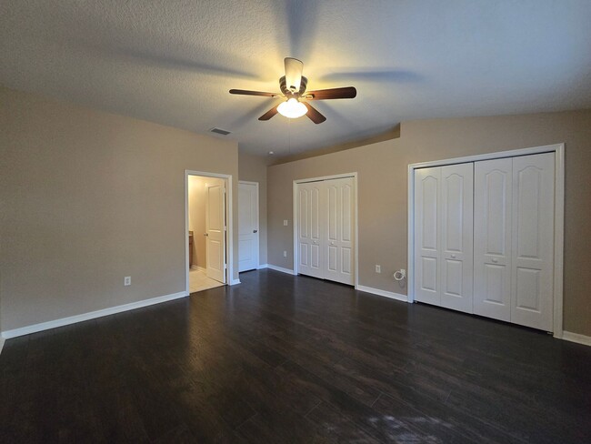 Building Photo - Great Town Home in Gated Community with Po...