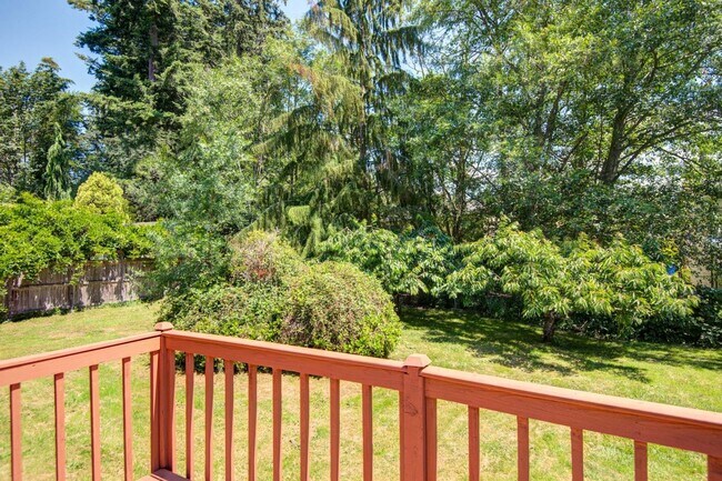 Building Photo - For Lease Edmonds - 900 Sq. Ft Two bed-One/Bath Duplex