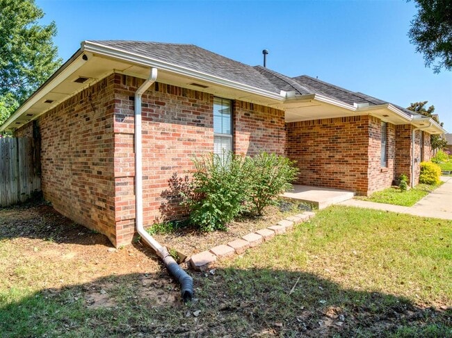 Building Photo - 1828 Honeysuckle Ln