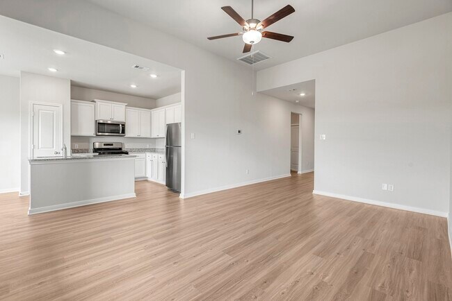 Building Photo - 424 Mustang Trot Dr