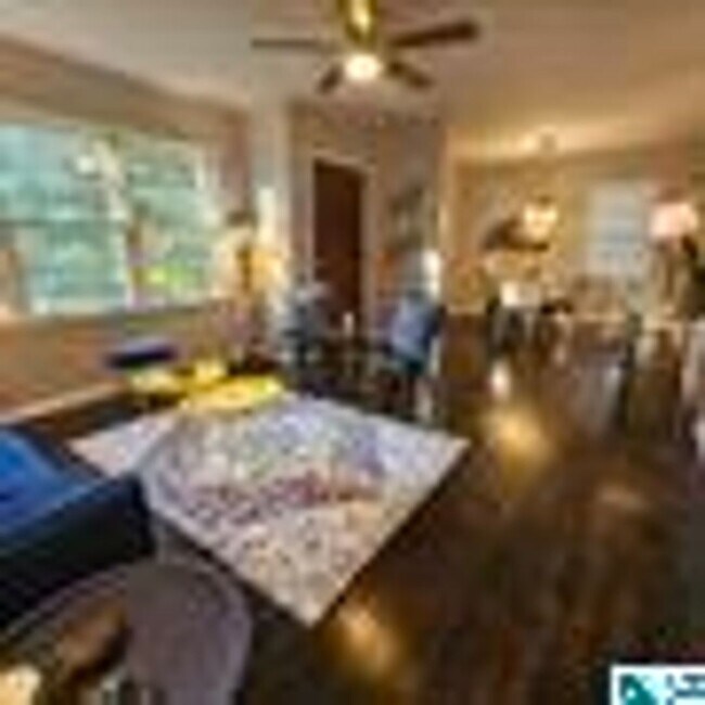 Building Photo - Charming 4 Bedroom, 1 Bathroom house