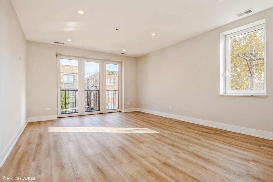 Building Photo - 3216 N Karlov Ave