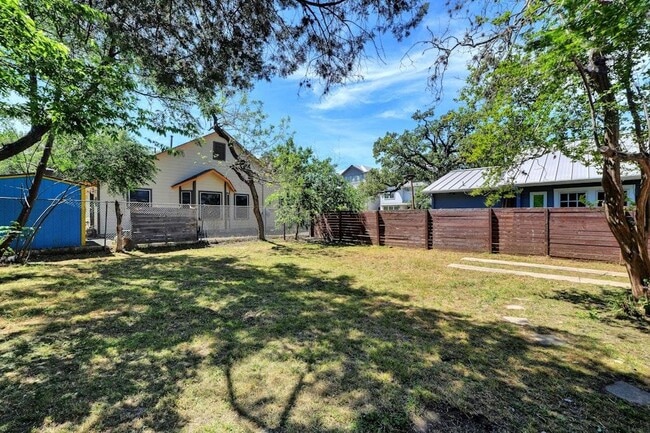 Building Photo - 1205 E 12th St