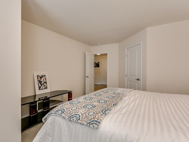 Building Photo - Lovely 3 Bedroom 2.5 Bath Townhouse, Easy ...