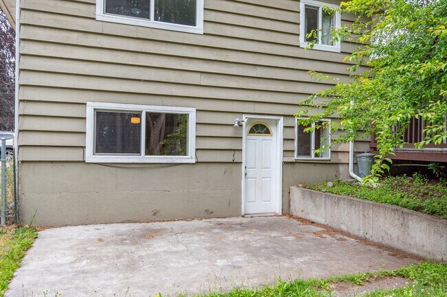 Building Photo - Spacious 4 Bed 2 Bath Home