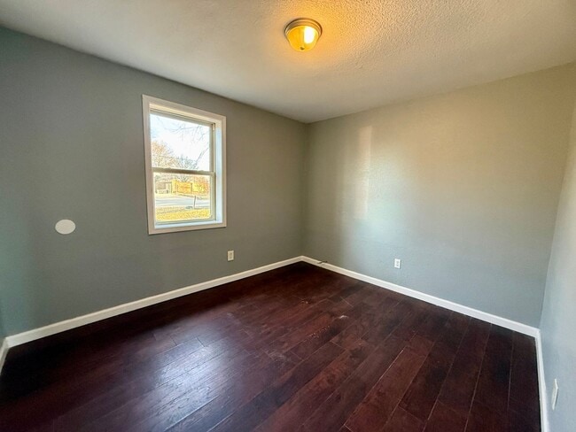 Building Photo - 3 Bedroom/1 Bathroom Home in Paragould AR - $1,000 MOVES YOU IN!