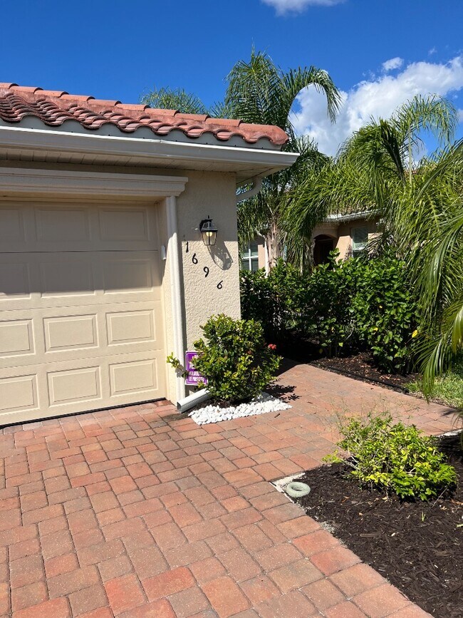 Building Photo - 1696 Alameda Dr