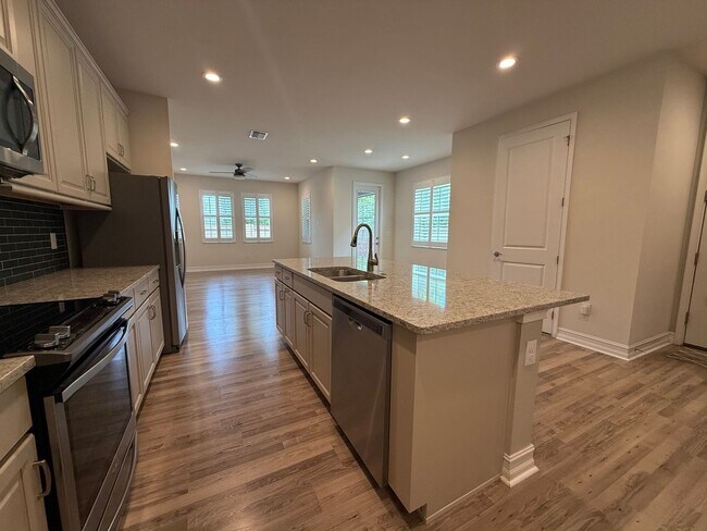 Building Photo - Beautiful Townhome in Lutz