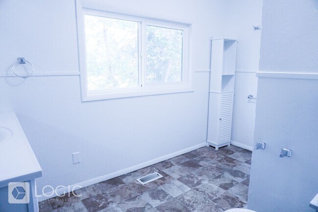 Building Photo - 1238 Oak St