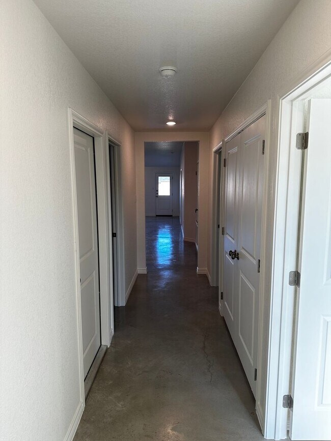 Building Photo - 3 Bedroom and 2 Full bathroom Duplex in Co...