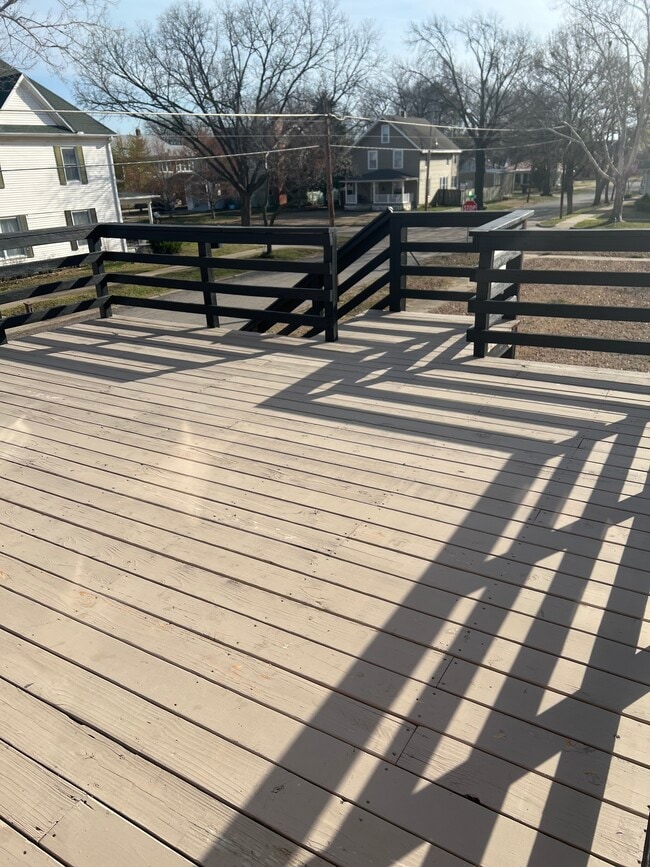 Building Photo - 115 E 12th St