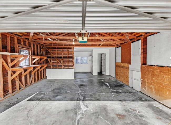 Building Photo - Charming 2 bed 1 bath Home  in Oildale $1,...