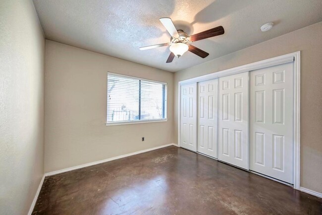 Building Photo - 7211 Lakewood Dr