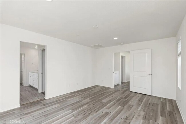 Building Photo - Great 3 bed 3 bath home
