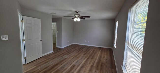Building Photo - Charming 3-Bed Townhome in Sought-After Si...
