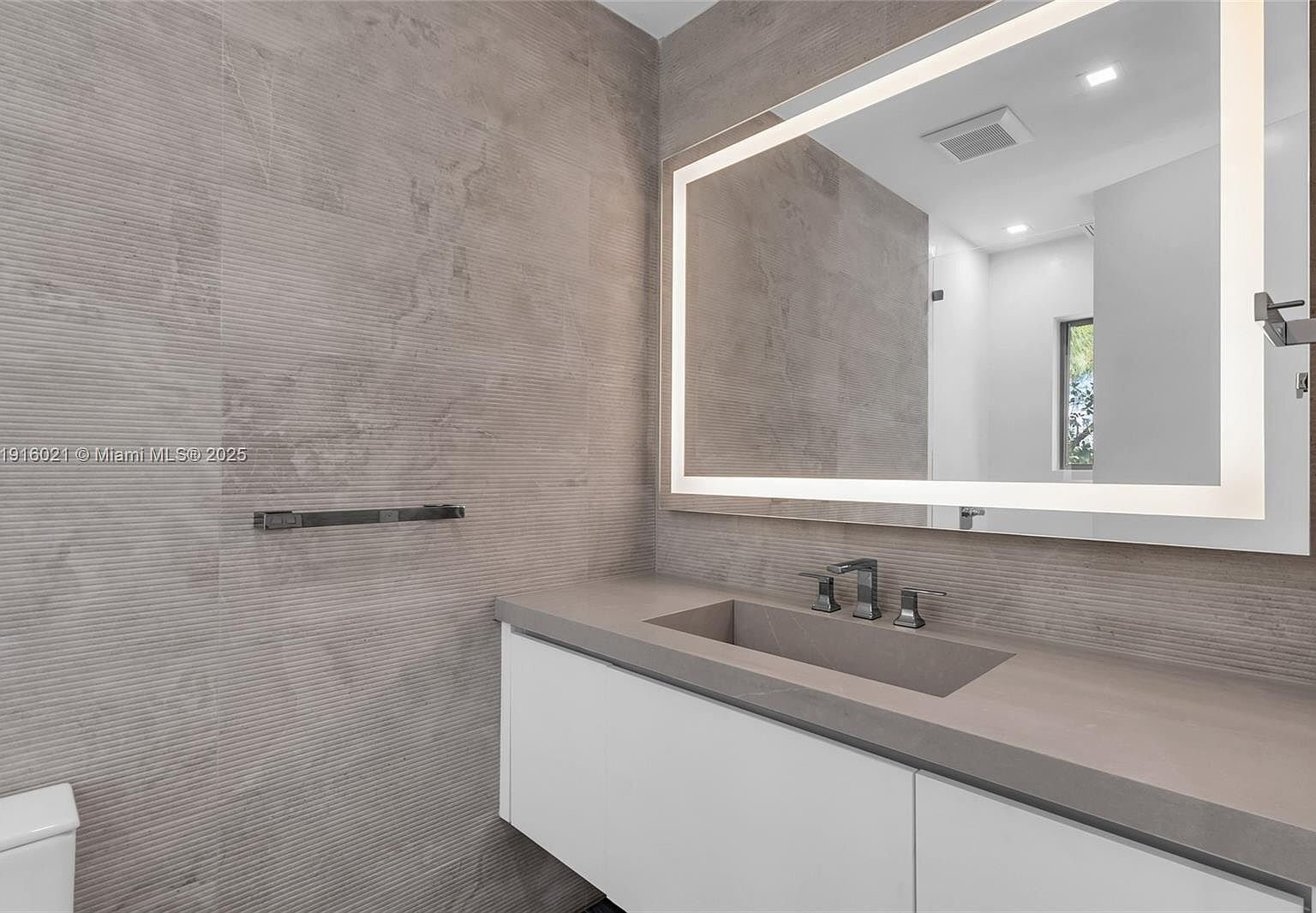 Building Photo - 3204 Plaza St