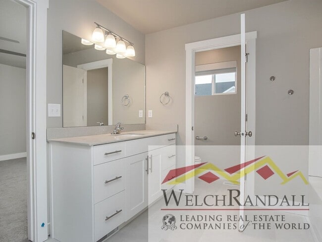 Building Photo - Beautiful 3 Bed 2.5 Bath Townhome in West ...