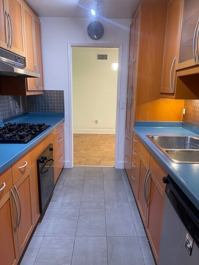 Building Photo - Hollywood Luxury 2 Bed Condo!