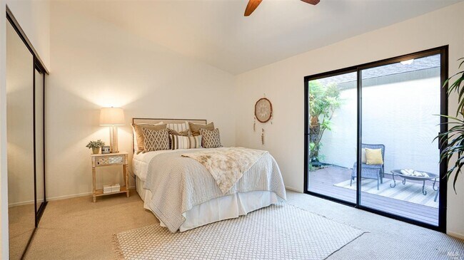 Building Photo - 16 Tudor Ct