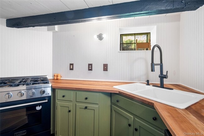 Building Photo - 689 S Mountain Rd