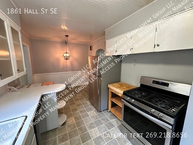 Building Photo - SE Side 3 Bedroom Home by East GR