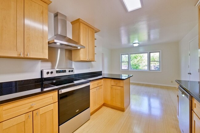 Building Photo - Beautiful Birdland Home on Quiet Cul-de-Sa...