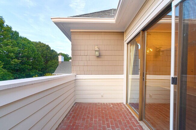 Building Photo - Chic & Cozy Condo in the heart of Raleigh!