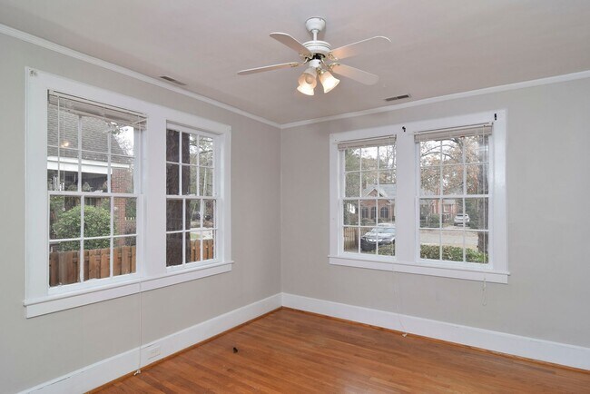 Building Photo - Charming 3 Bedroom Home in Desirable Heath...