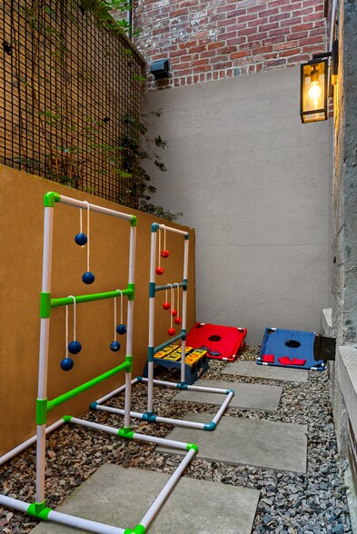 Building Photo - 1566 Beacon St