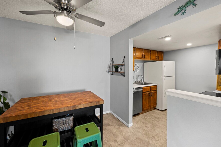 Building Photo - 814 Tenderfoot Hill Rd