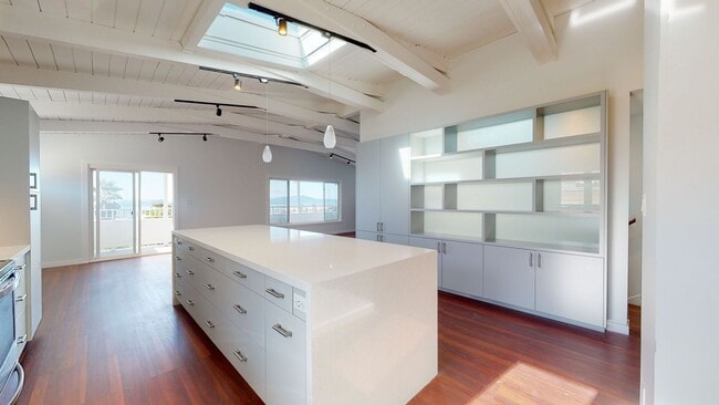 Building Photo - Kensington Beauty!