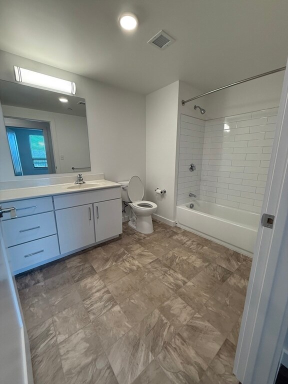 Building Photo - 466 River St