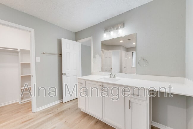 Building Photo - 1005 Canadian Cir